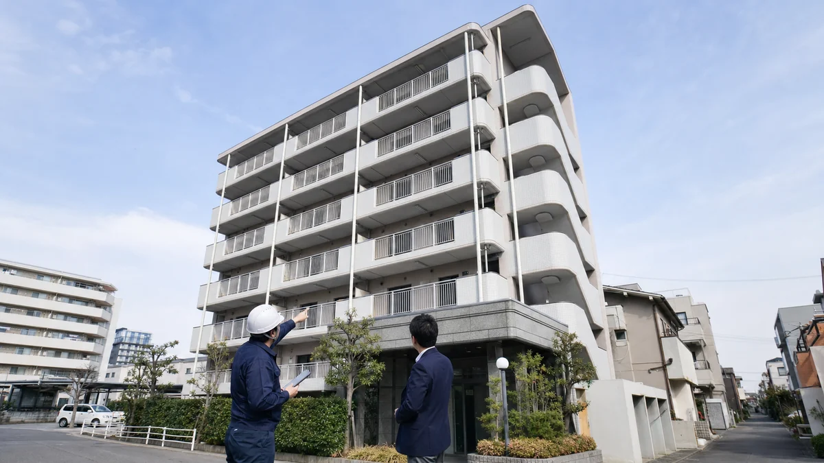 1990年代築の一棟マンションで外壁や設備の状態を確認する建物調査